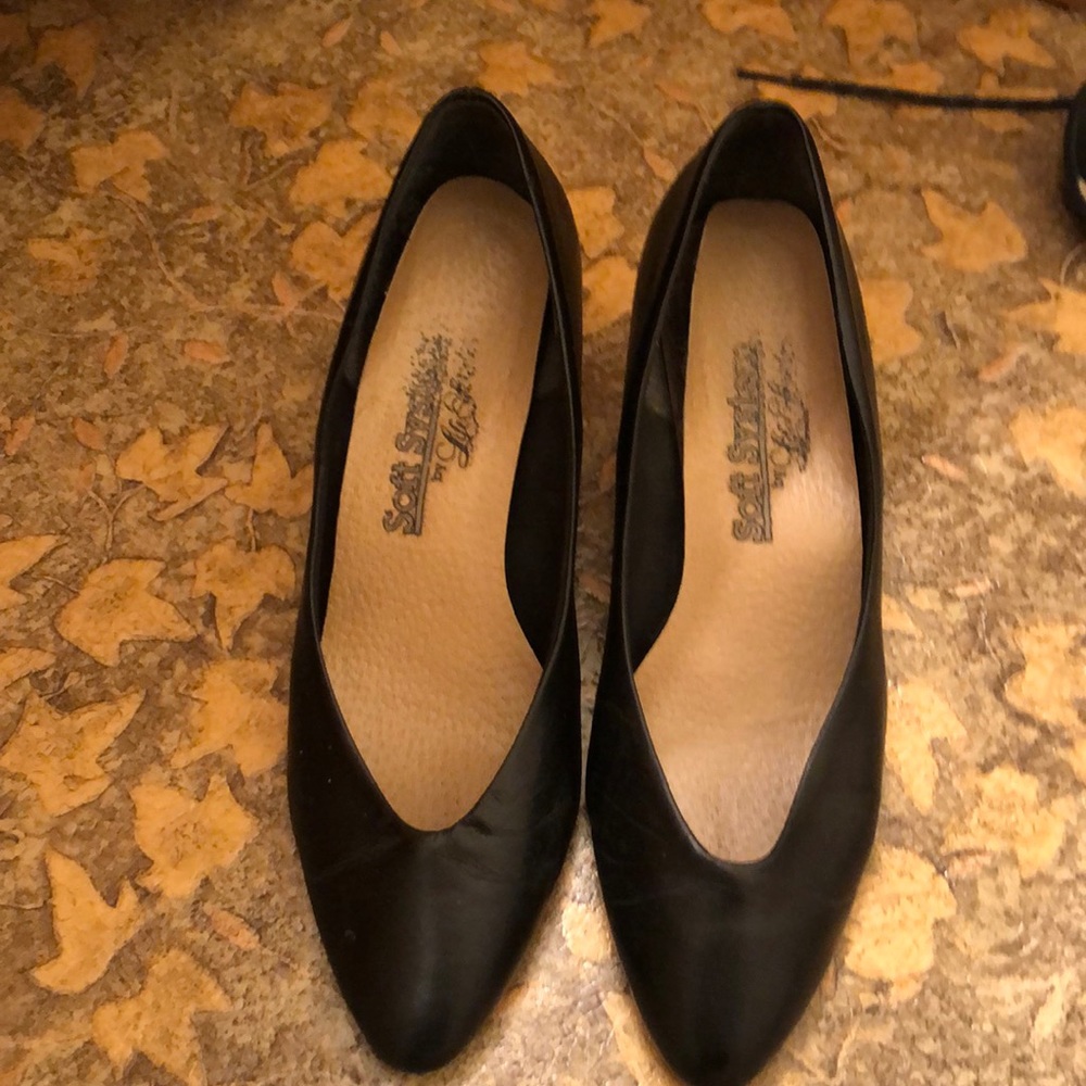 Black comfort pumps